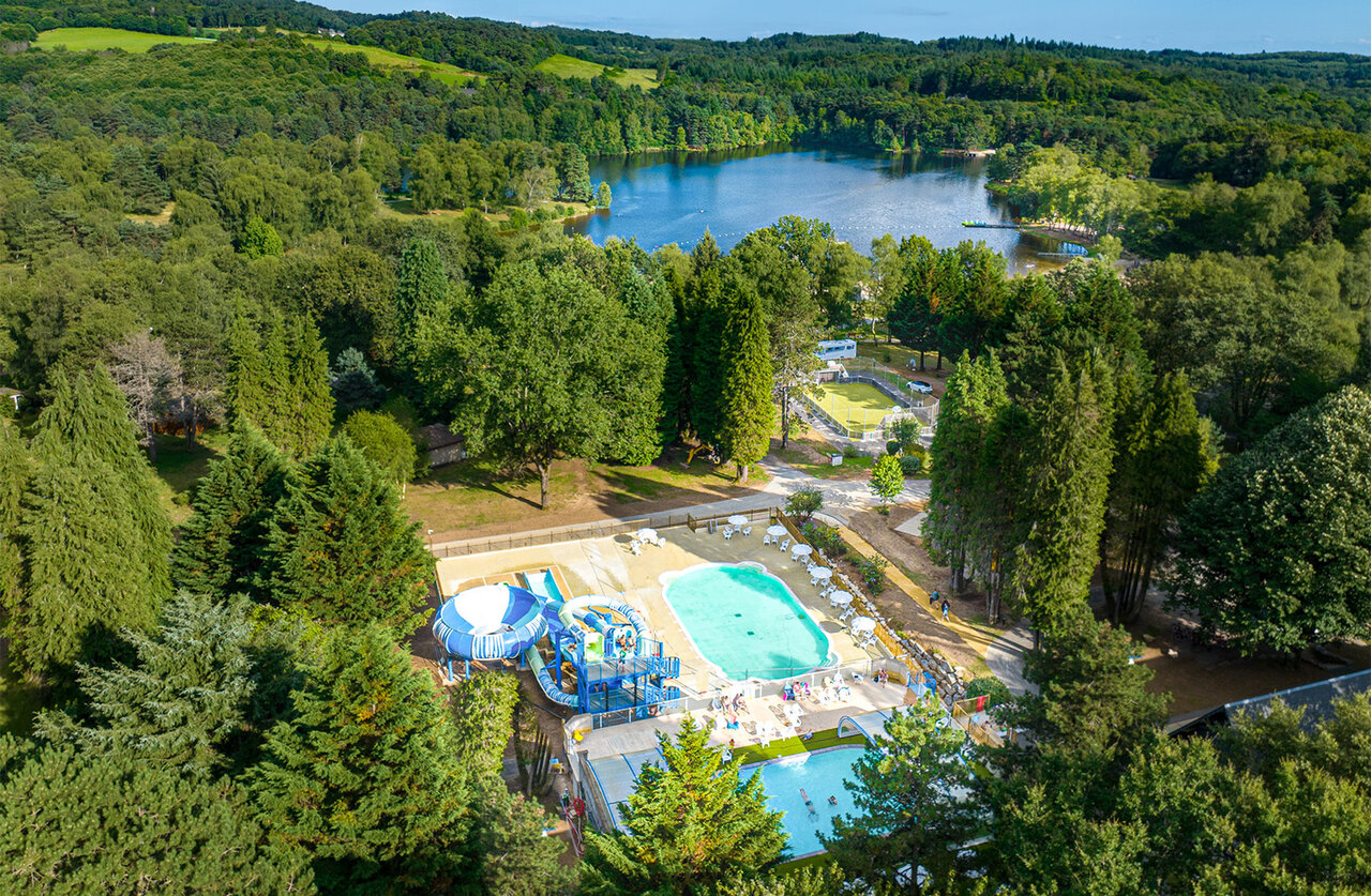 Vue a�rienne du complexe aquatique, lac et nature au camping CLICOCHIC Lac de Miel � Beynat (19).