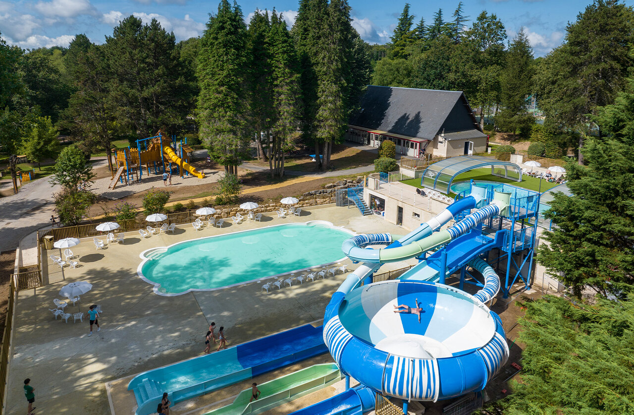 Complexe aquatique avec toboggans g�ants, piscine et aire de jeux au camping CLICOCHIC Lac de Miel � Beynat (19).