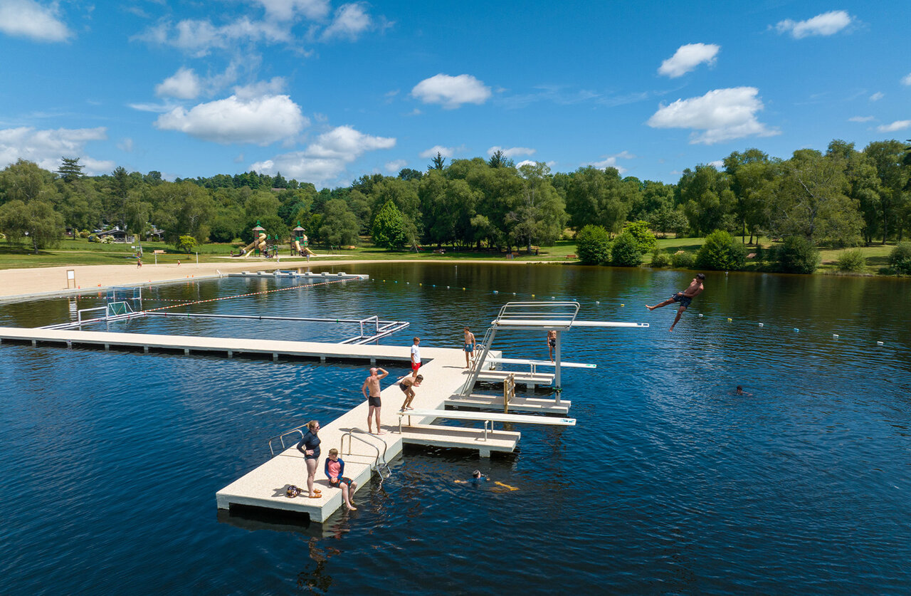 Plongeoirs, baignade lac, plage au camping CLICOCHIC Lac de Miel.