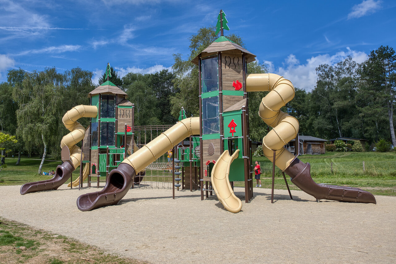 Aire de jeux avec toboggans au camping CLICOCHIC Lac de Miel � Beynat (19).