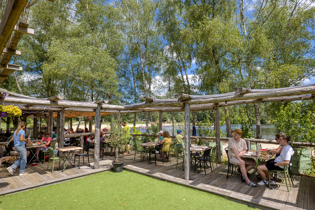 Restaurant, lac, plage au camping CLICOCHIC Lac de Miel � Beynat (19).