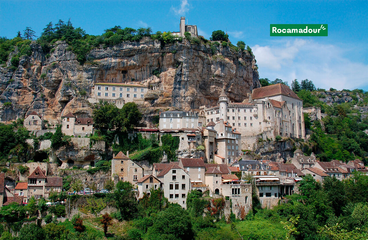 Village m�di�val de Rocamadour accroch� � la falaise, site touristique en Occitanie.