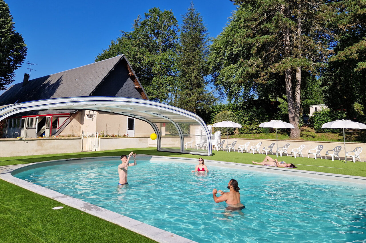 Piscine ext�rieure, baignade et jeux au camping CLICOCHIC Lac de Miel � Beynat (19).