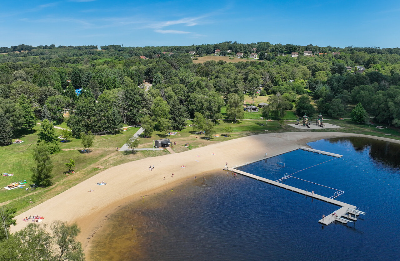 Plage de sable, ponton flottant et activit�s nautiques au camping CLICOCHIC Lac de Miel � Beynat (19).