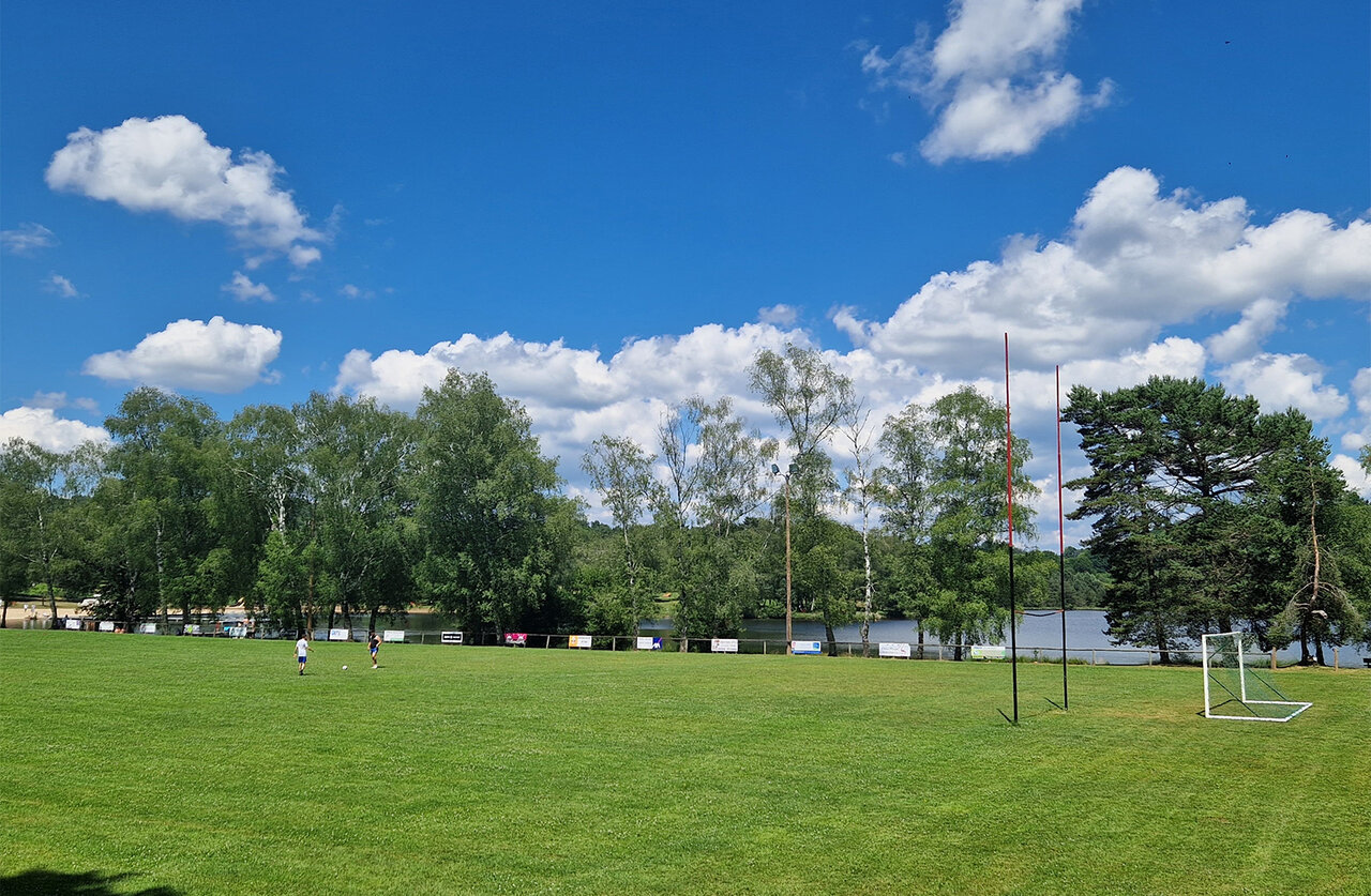 Terrain de football au camping CLICOCHIC Lac de Miel � Beynat (19).