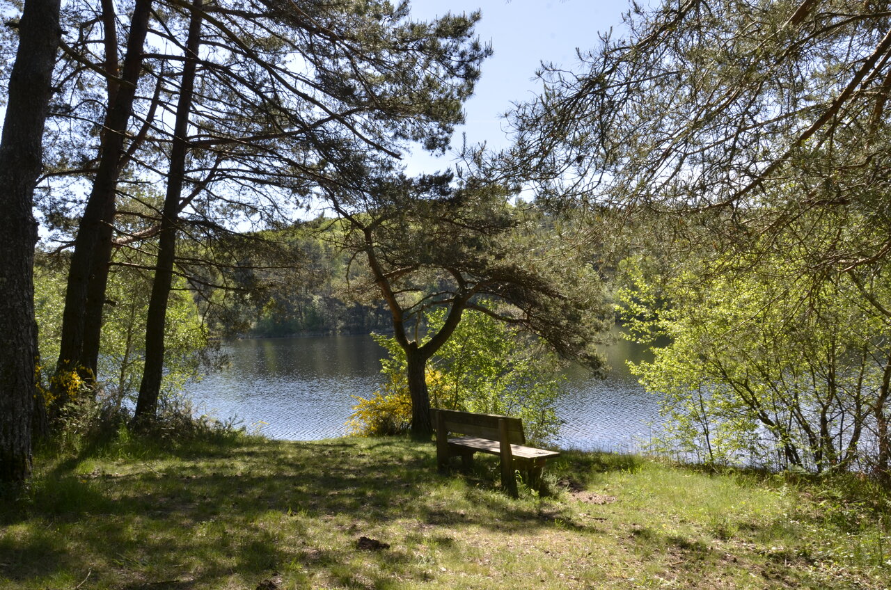 Banc, lac au camping CLICOCHIC Lac de Miel � Beynat (19).