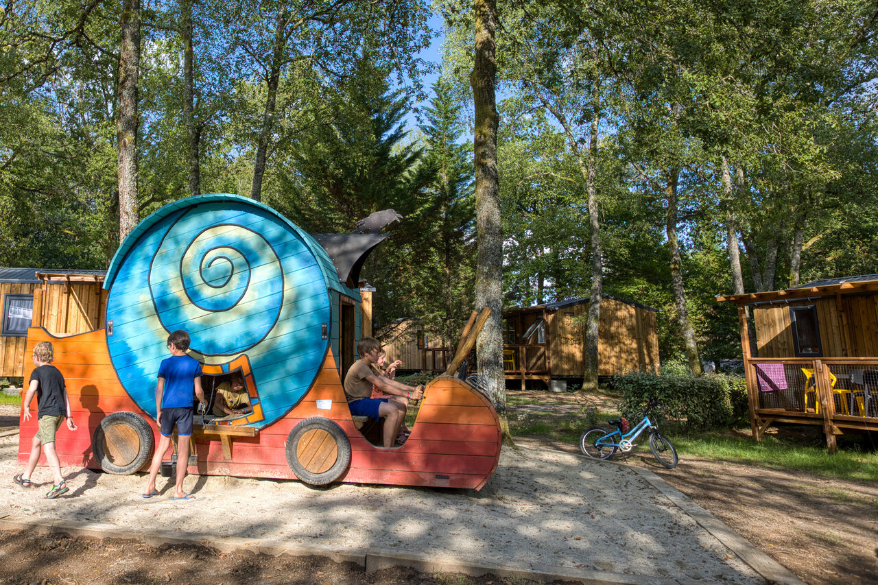 Structure de jeux en forme d'escargot pour enfants, h�bergements au camping CLICOCHIC Lac de Miel � Beynat (19).