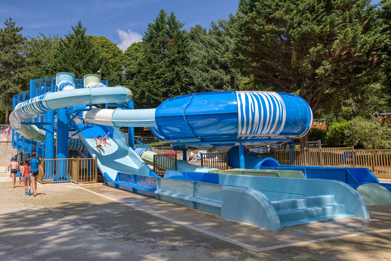 Toboggans aquatiques et jeux d'eau au camping CLICOCHIC Lac de Miel � Beynat (19).