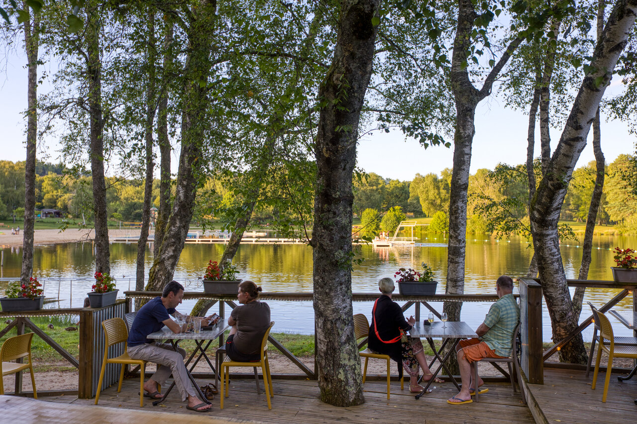 Terrasse de restaurant ombrag�e, lac, plage au camping CLICOCHIC Lac de Miel.