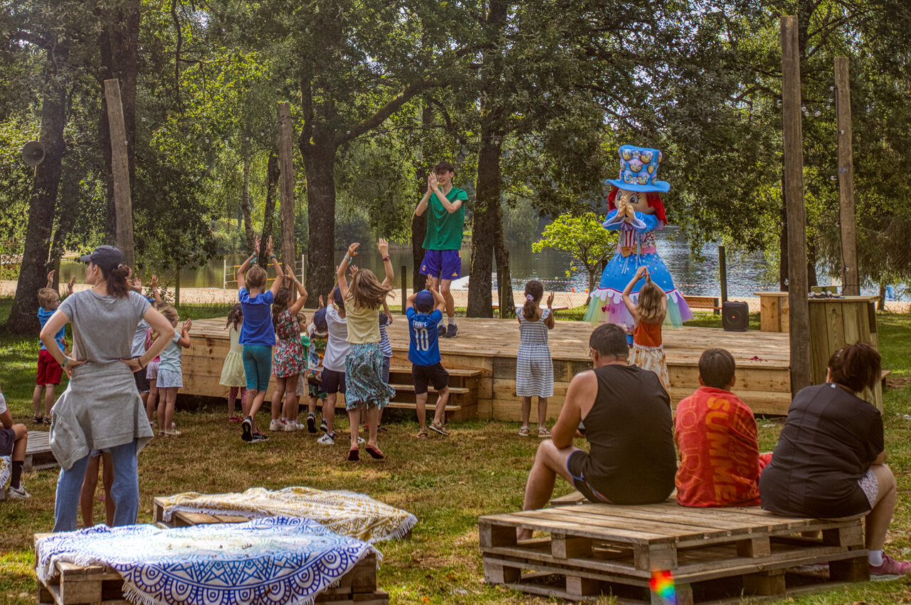 Animation enfants avec animateur et mascotte sur sc�ne au camping CLICOCHIC Lac de Miel � Beynat (19).