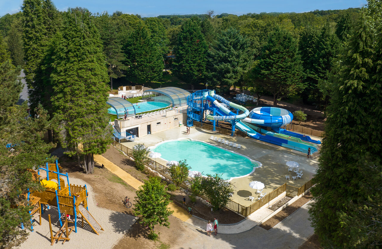 Piscine, toboggans, piscine couverte et aire de jeux au camping CLICOCHIC Lac de Miel.