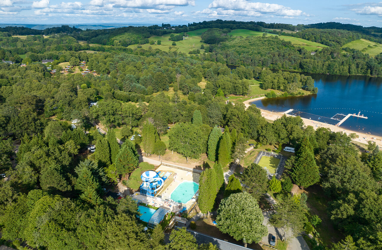 Piscine, toboggans, plage lacustre, vue a�rienne au camping CLICOCHIC Lac de Miel � Beynat (19).