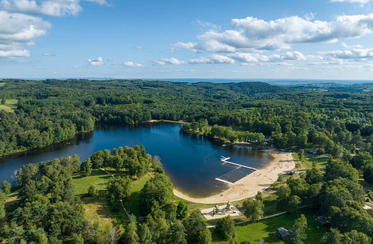 Plage de sable, baignade, lac au camping CLICOCHIC Lac de Miel Beynat (19).