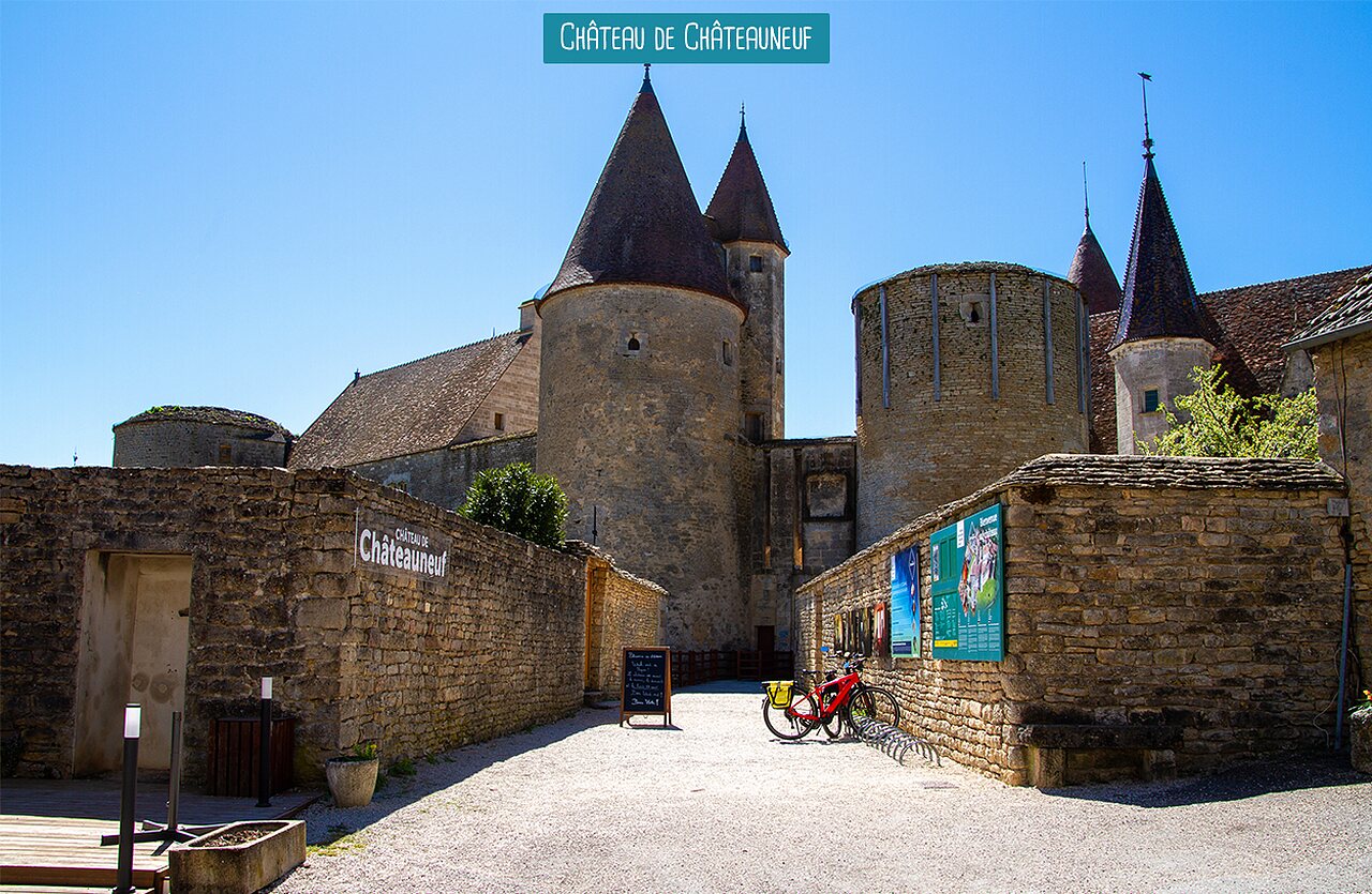 Ch�teau m�di�val de Ch�teauneuf-en-Auxois, un site historique � d�couvrir en Bourgogne.