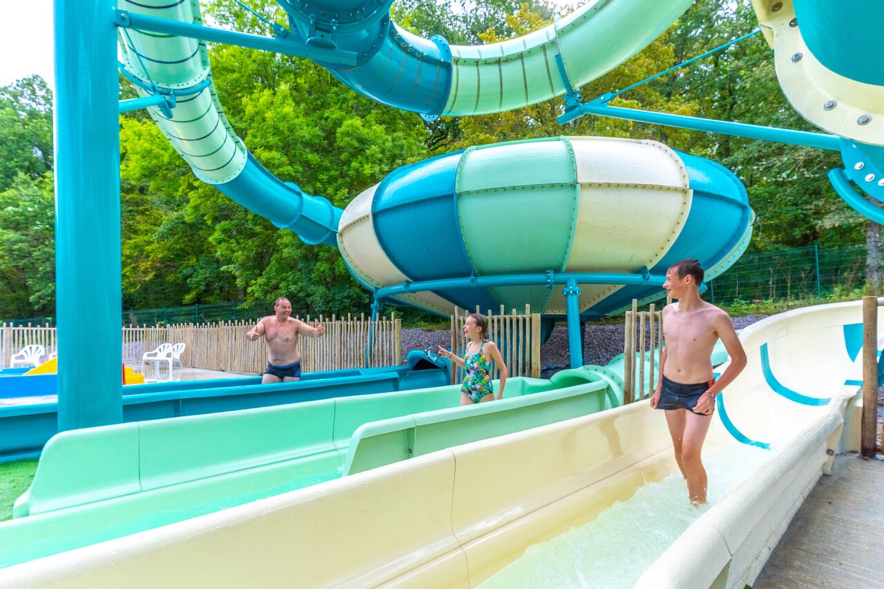 Toboggans aquatiques au camping VAGUES OCEANES Lac de Panthier � Vandenesse-en-Auxois.