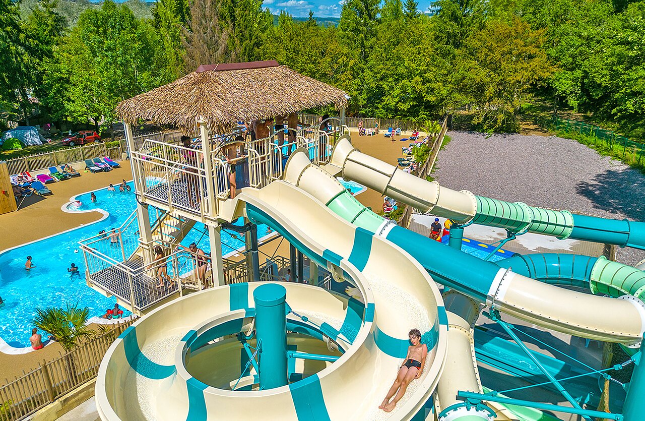 Toboggans aquatiques et piscine ext�rieure anim�e au camping VAGUES OCEANES Lac de Panthier.