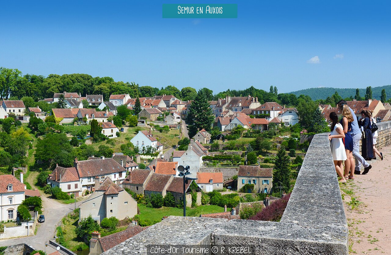 Vue panoramique de Semur-en-Auxois, charmante ville m�di�vale � visiter en Bourgogne.