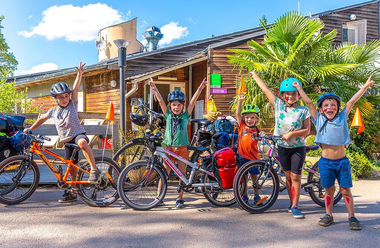 Enfants � v�lo devant la r�ception au camping VAGUES OCEANES Lac de Panthier.