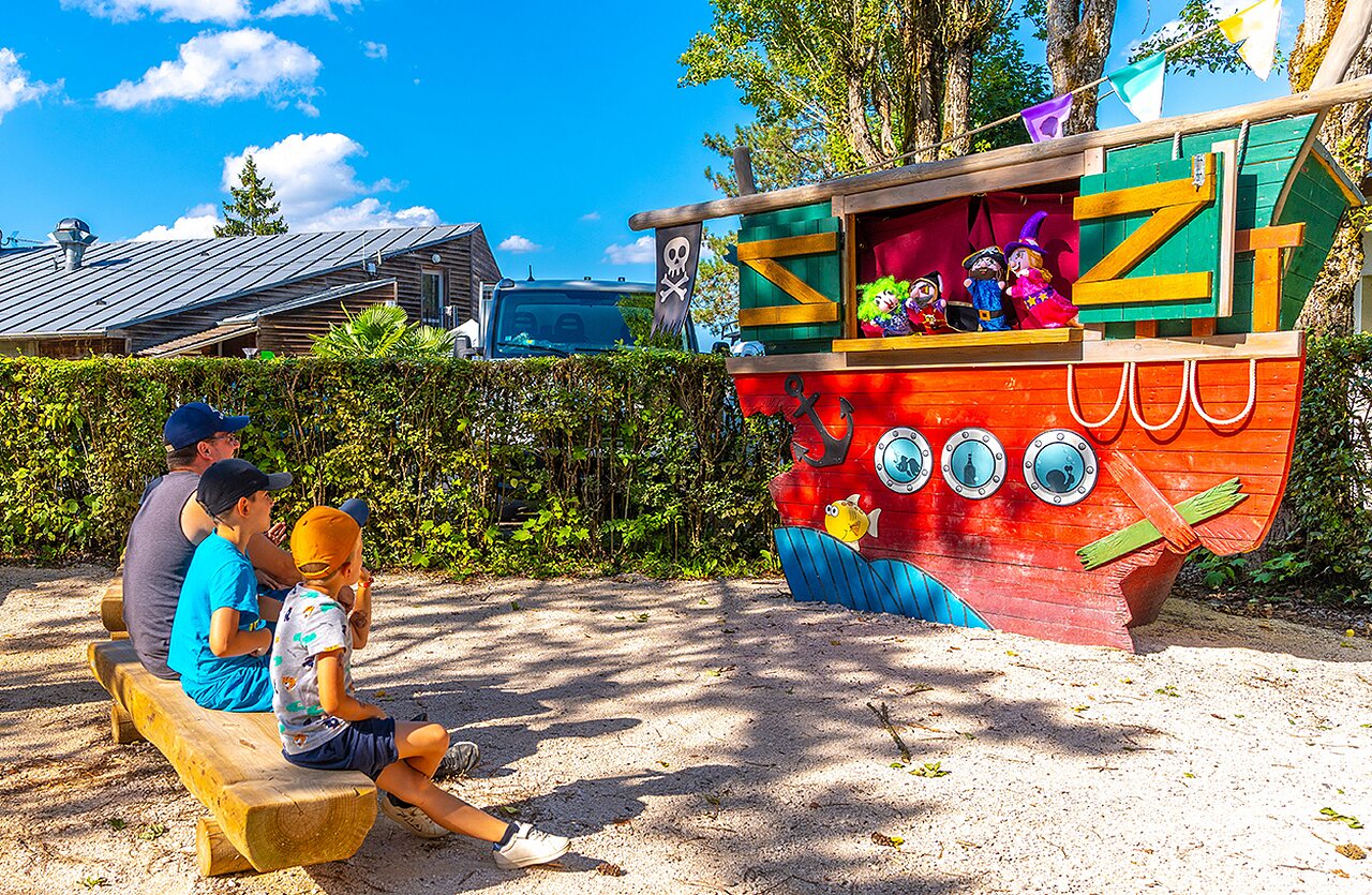 Spectacle de marionnettes et famille au camping VAGUES OCEANES Lac de Panthier � Vandenesse-en-Auxois (21).