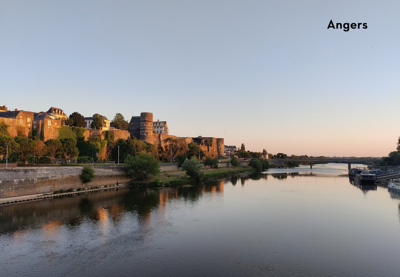 Ch�teau d'Angers et la Maine au coucher du soleil, ville � visiter.
