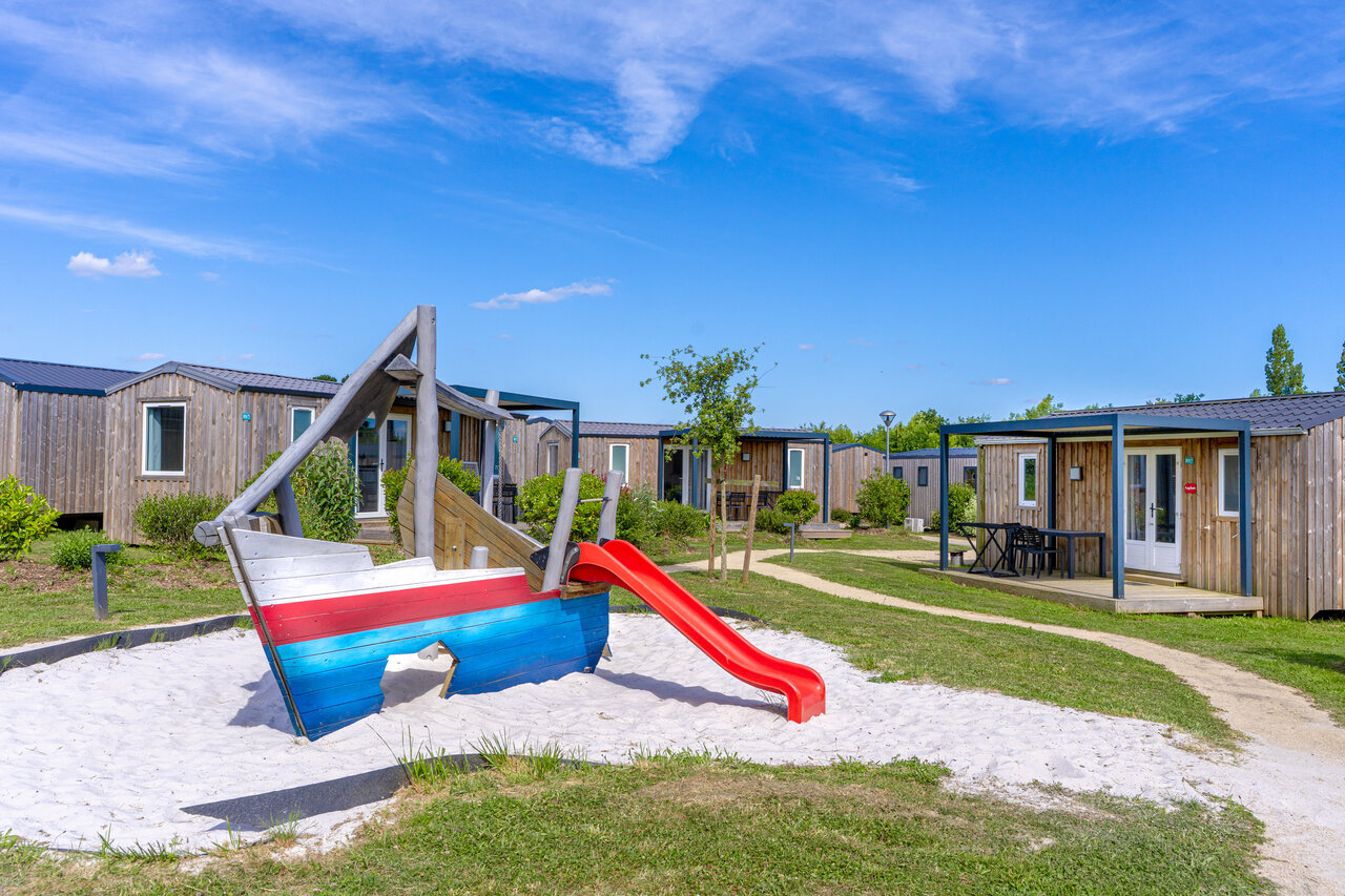 Aire de jeux bateau et toboggan, mobile homes au camping CAPFUN Lac de Ribou � Cholet (49).