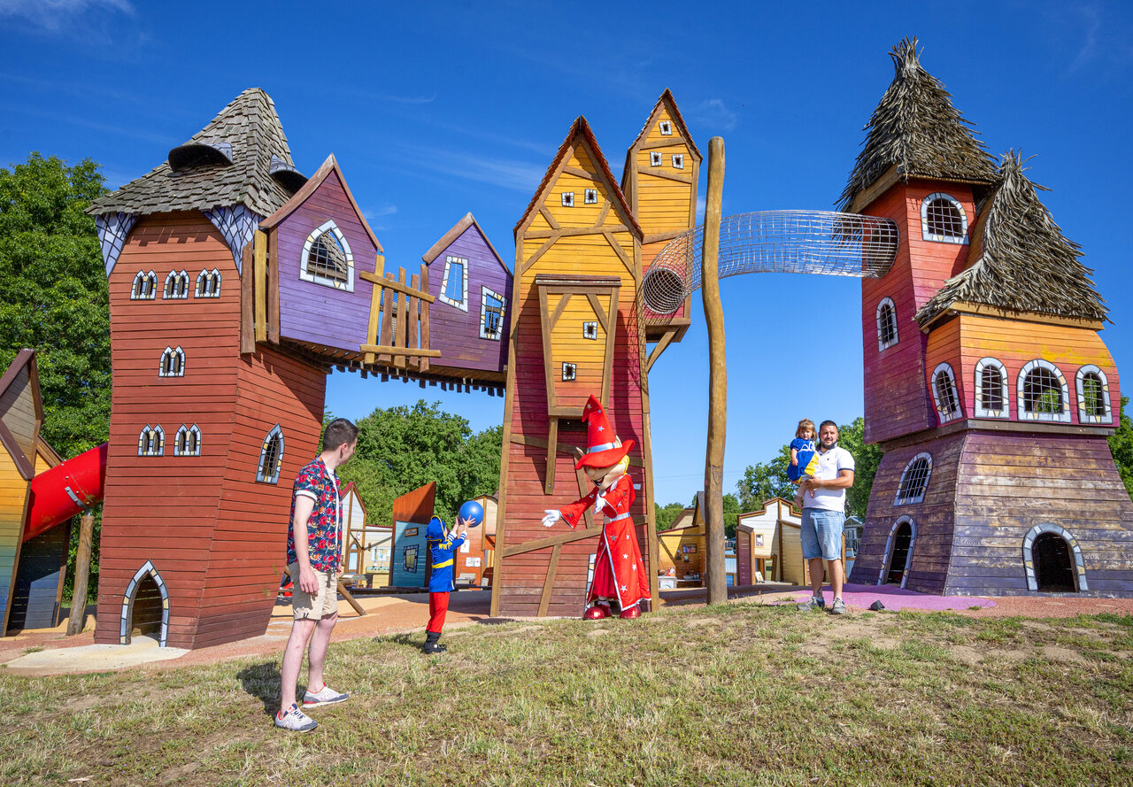 Aire de jeux th�matique, toboggans, mascotte CAPFUN Lac de Ribou � Cholet (49).