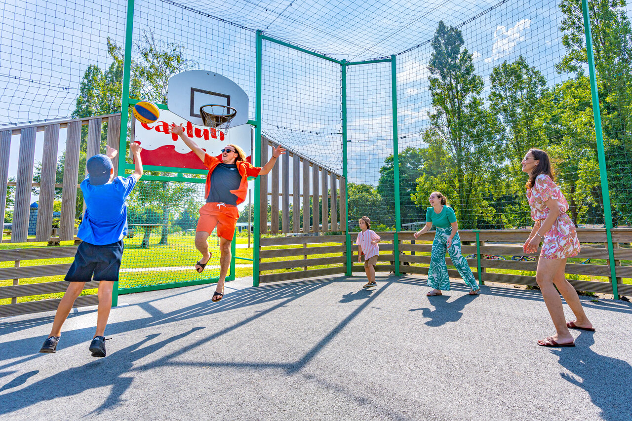 Terrain de basketball ext�rieur avec famille CAPFUN Lac de Ribou � Cholet.