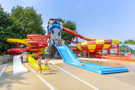 Toboggans aquatiques géants et piscine ludique au camping CAPFUN Lac de Ribou à Cholet (49).
