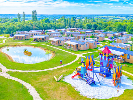 Aire de jeux enfants, Mobil-homes au camping CAPFUN Lac de Ribou à Cholet (49).