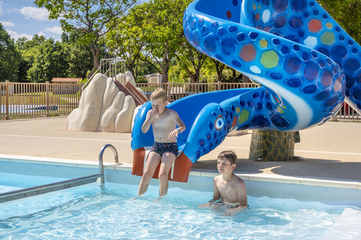 Toboggan aquatique et piscine pour enfants au camping CAPFUN Lac de Ribou (49).