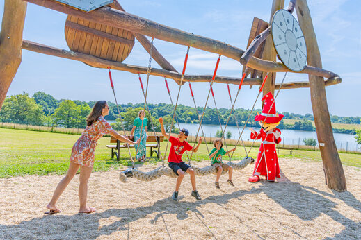 Enfants et mascotte sur balançoire géante au camping CAPFUN Lac de Ribou à Cholet.
