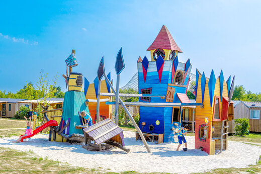 Aire de jeux color�e en forme de ch�teau avec toboggan au camping CAPFUN Lac de Ribou � Cholet (49).