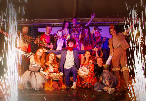 Spectacle d'animation avec artistes costumés et effets spéciaux au camping CAPFUN Lac de Ribou à Cholet (49).