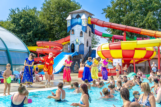 Animation aquatique, danseurs et toboggans géants au camping CAPFUN Lac de Ribou à Cholet (49).