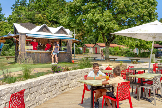 Bar, terrasse, enfants au CAPFUN Lac de Ribou à Cholet.