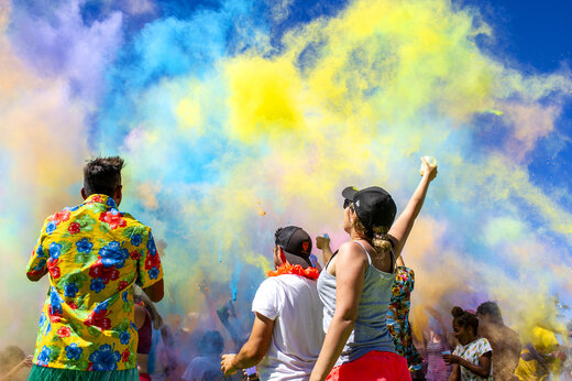 Fête des couleurs animée avec poudre colorée au camping CAPFUN Lac de Ribou à Cholet (49).