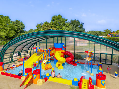 Piscine couverte, toboggans et jeux au camping CAPFUN Lac de Ribou à Cholet (49).