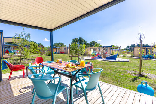 Terrasse aménagée, petit-déjeuner, aire de jeux au camping CAPFUN Lac de Ribou (49).