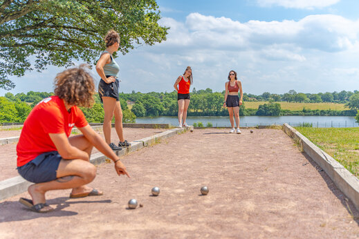 Pétanque entre amis au camping CAPFUN Lac de Ribou à Cholet (49).