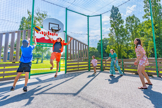 Terrain multisport et famille jouant au basketball au camping CAPFUN Lac de Ribou à Cholet (49).