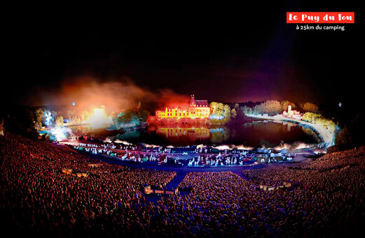 Spectacle nocturne grandiose au Puy du Fou, un parc historique près de Cholet.