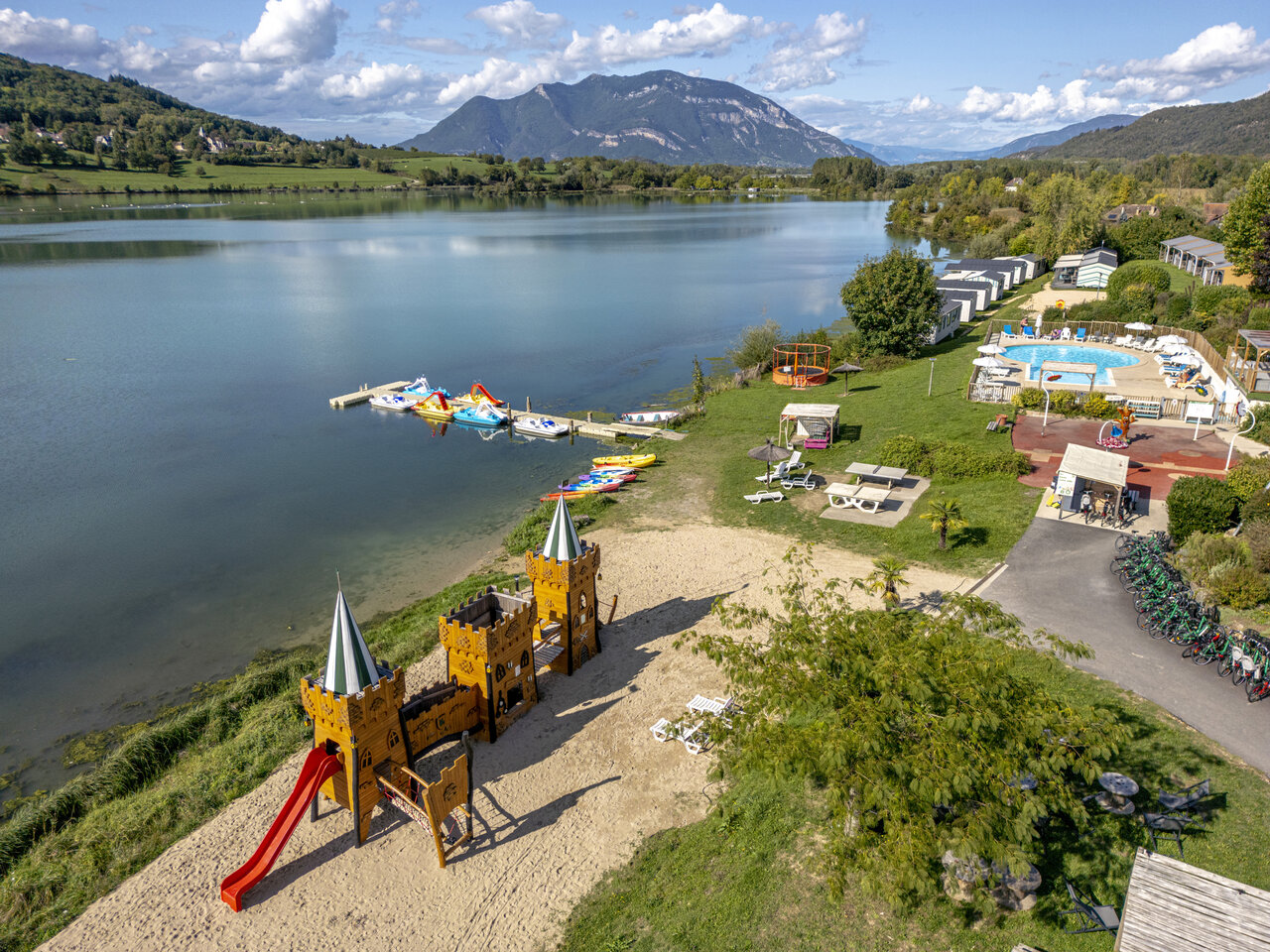 Aire de jeux ch�teau, lac, piscine au camping CLICOCHIC Massignieu-de-Rives.