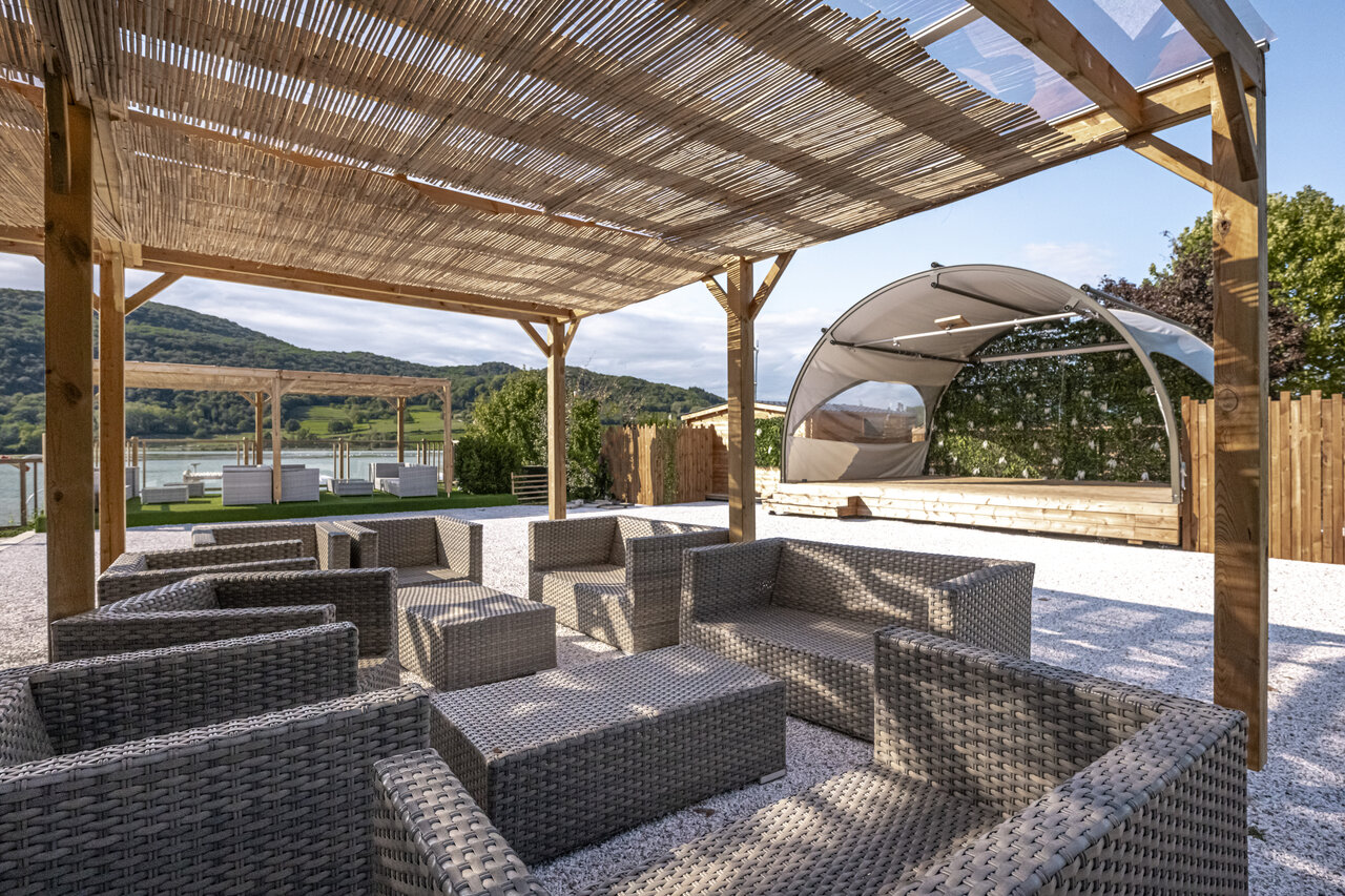 Lounge ext�rieur, sc�ne, vue lac au camping CLICOCHIC Lac du Lit du Roi � Massignieu-de-Rives (01).