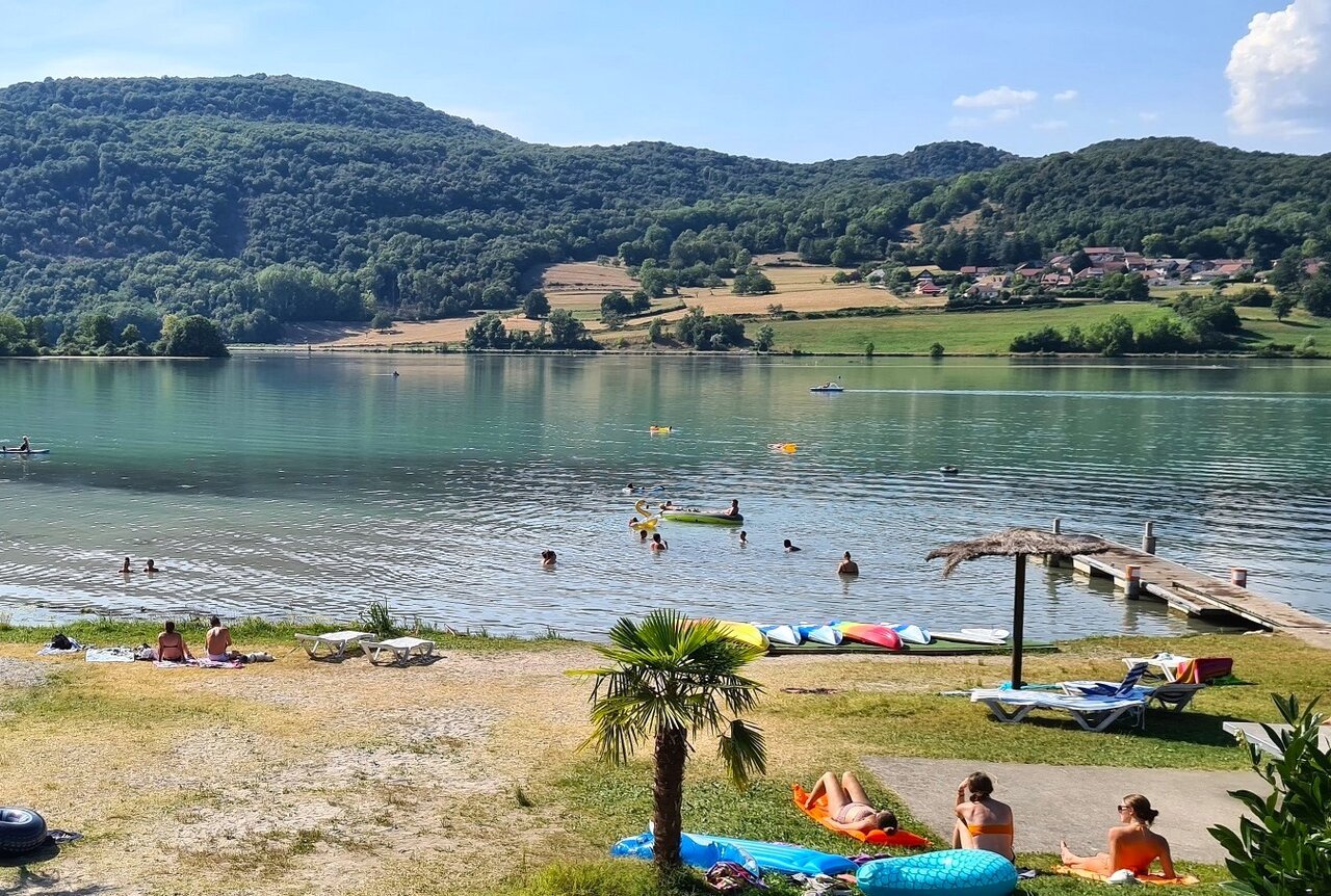 Plage de lac, baignade et activit�s nautiques au camping CLICOCHIC Lac du Lit du Roi � Massignieu-de-Rives (01).