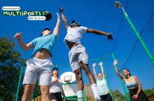 Activit� basketball sur terrain multisports au camping CLICOCHIC � Massignieu-de-Rives (01).