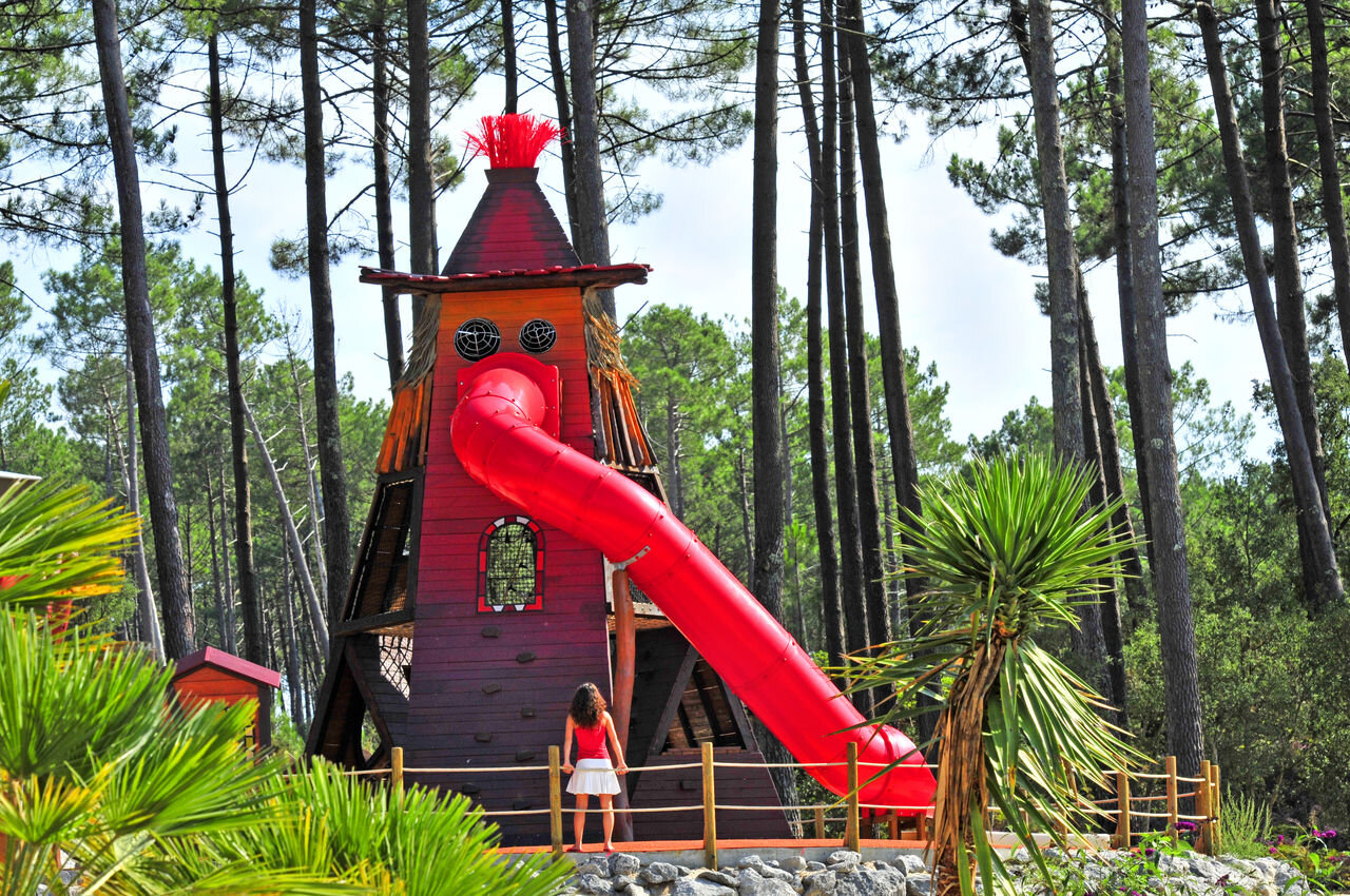 Structure de jeux th�matique, toboggan, au camping CAPFUN Landisland � Moliets-et-Maa (40).