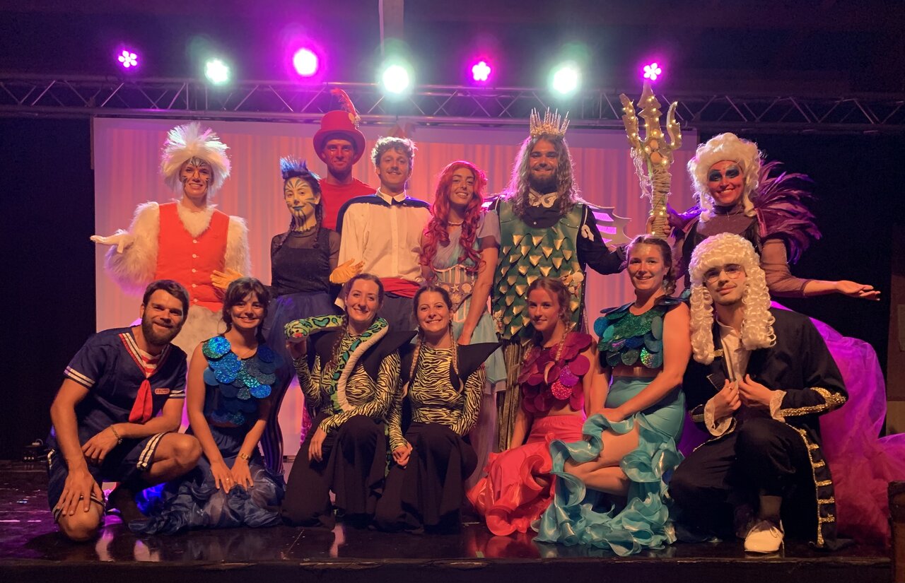 �quipe d'animation costum�e sur sc�ne apr�s un spectacle au camping CAPFUN Landisland.