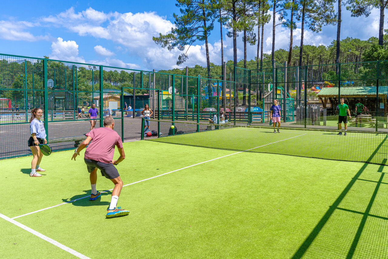 Joueurs de padel, activit�s sportives au camping CAPFUN Landisland � Moliets-et-Maa (40).