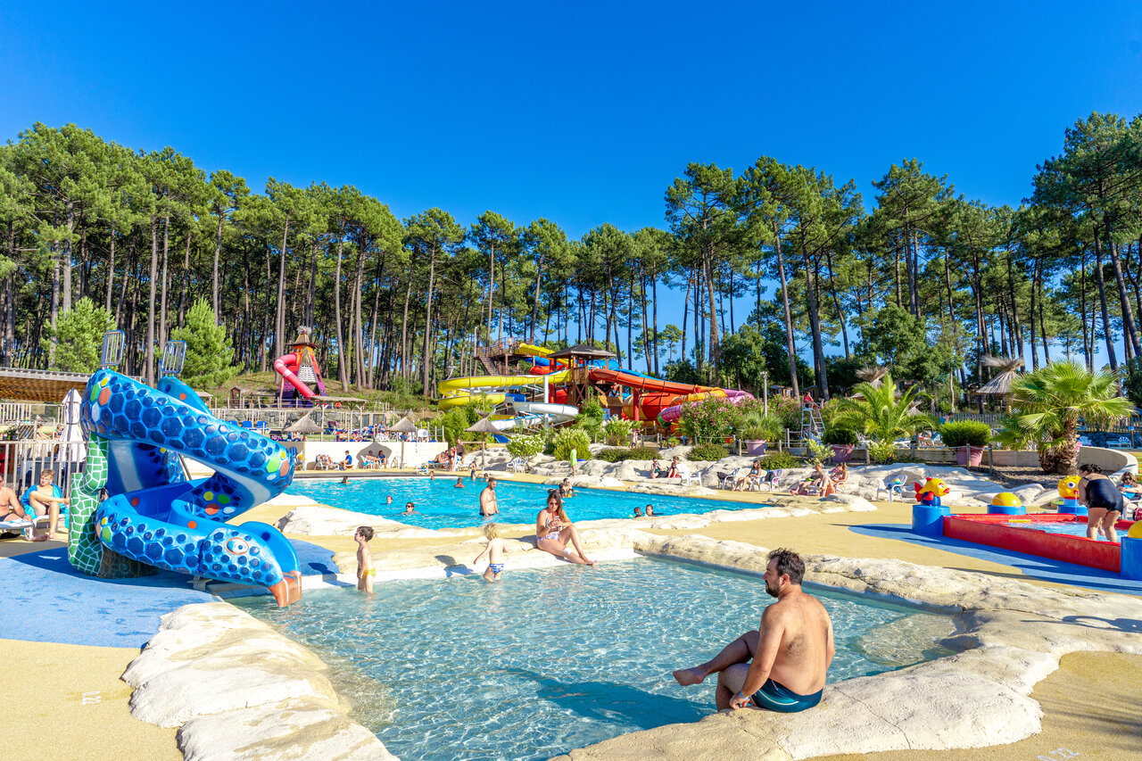 Piscines ext�rieures, toboggans aquatiques et jeux au CAPFUN Landisland � Moliets-et-Maa.