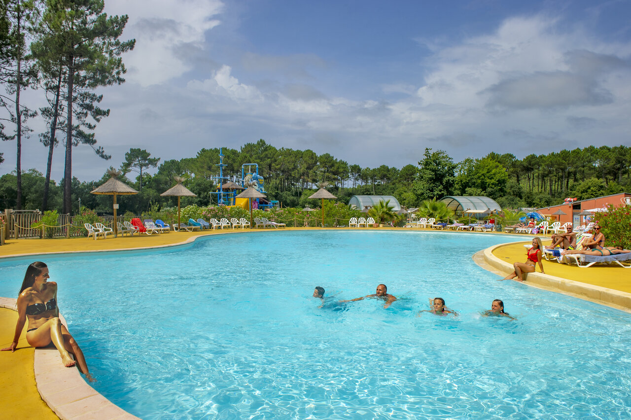 Grande piscine ext�rieure avec jeux aquatiques et baigneurs au camping CAPFUN Landisland � Moliets-et-Maa (40).